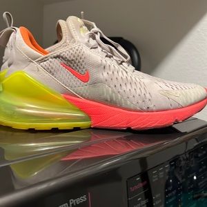 Nike Air 270 rare color! Size 9 women